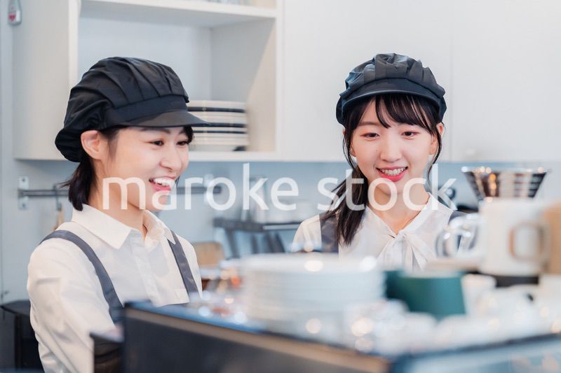 楽しく業務内容を教えてもらう飲食店アルバイトの女性
