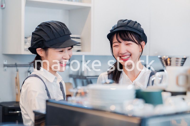 楽しく業務内容を教えてもらう飲食店アルバイトの女性