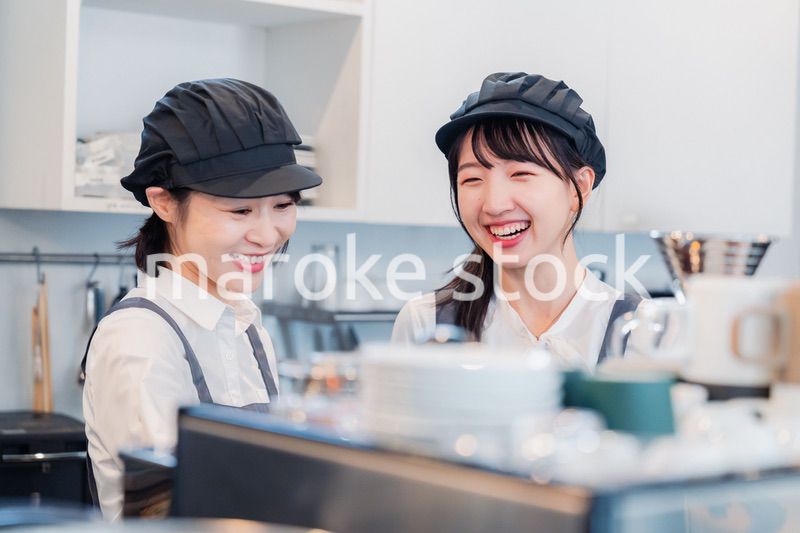 楽しく業務内容を教えてもらう飲食店アルバイトの女性