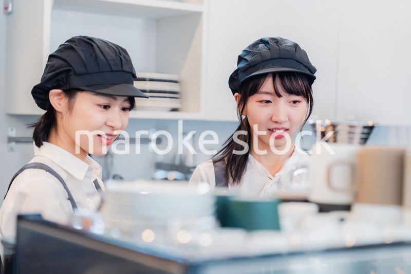 楽しく業務内容を教えてもらう飲食店アルバイトの女性