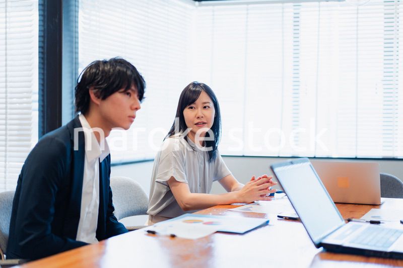 オフィスで会議に参加するビジネスパーソン