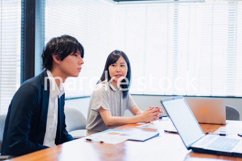 オフィスで会議に参加するビジネスパーソン