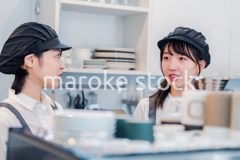 楽しく業務内容を教えてもらう飲食店アルバイトの女性
