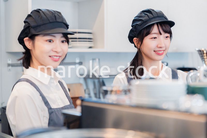 楽しく業務内容を教えてもらう飲食店アルバイトの女性