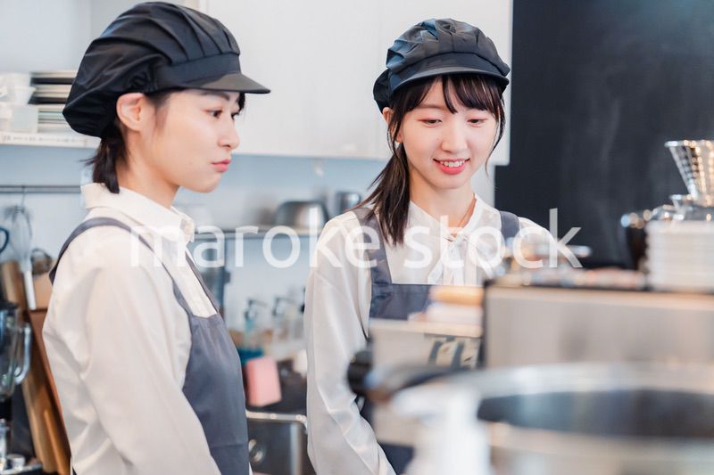 楽しく業務内容を教えてもらう飲食店アルバイトの女性