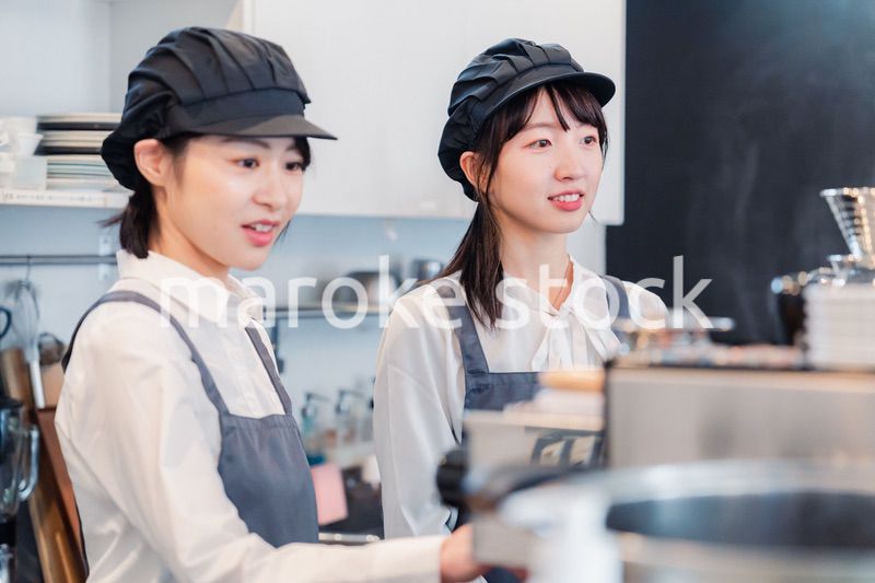 楽しく業務内容を教えてもらう飲食店アルバイトの女性