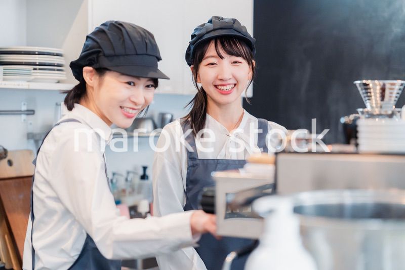 楽しく業務内容を教えてもらう飲食店アルバイトの女性