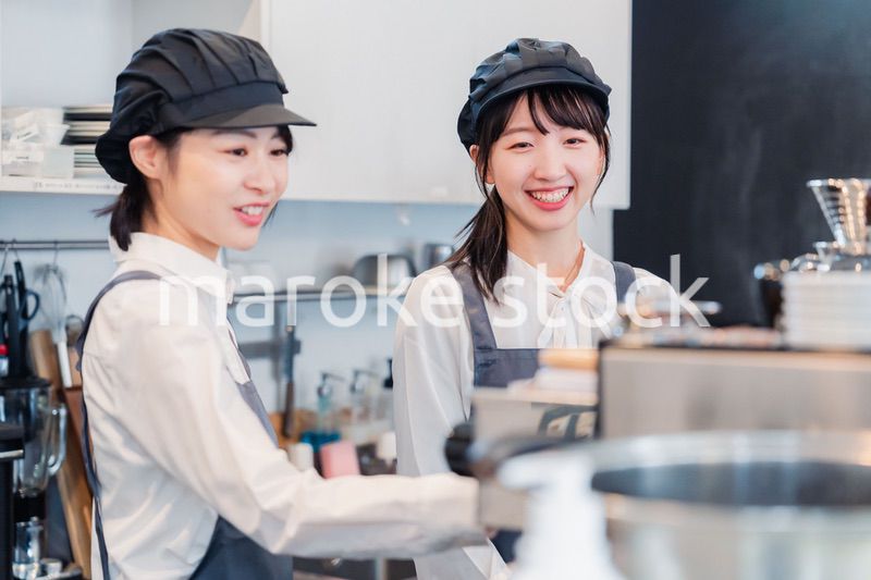 楽しく業務内容を教えてもらう飲食店アルバイトの女性