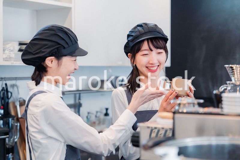楽しく業務内容を教えてもらう飲食店アルバイトの女性