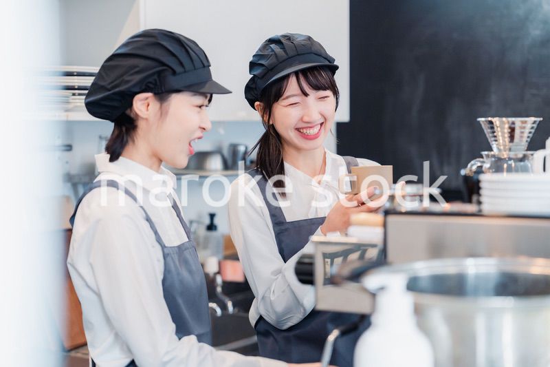 楽しく業務内容を教えてもらう飲食店アルバイトの女性