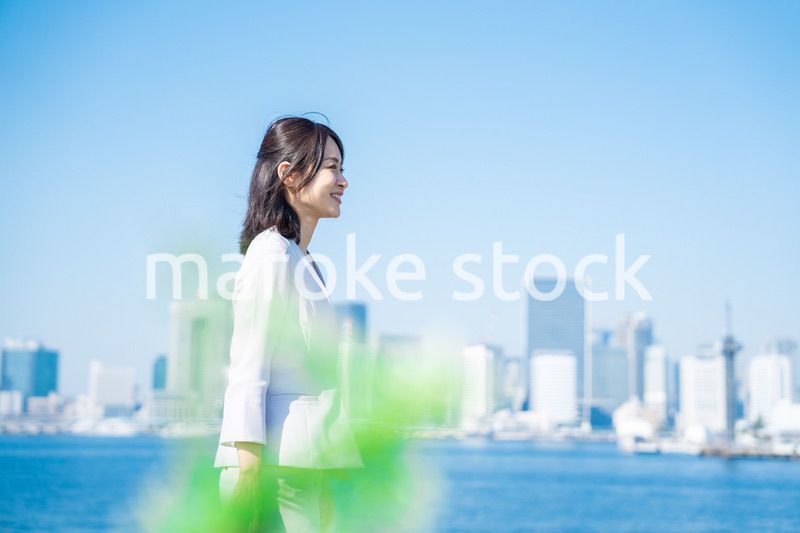 外を歩くビジネスウーマン