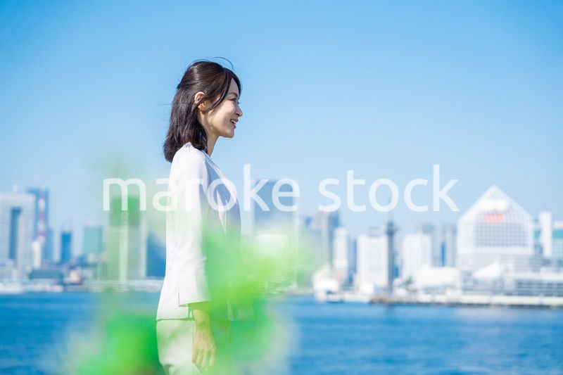 外を歩くビジネスウーマン