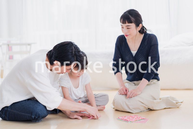 折り紙で遊ぶ親子