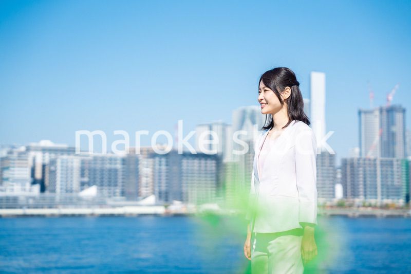 外を歩くビジネスウーマン