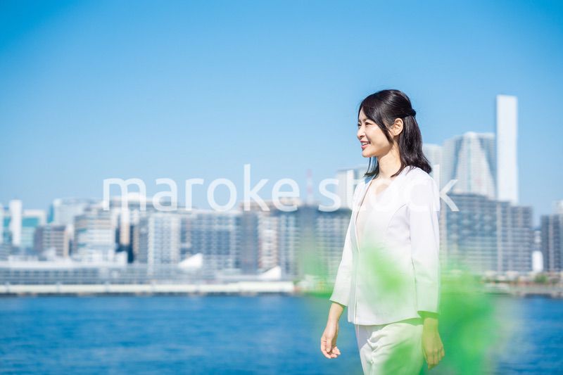 外を歩くビジネスウーマン