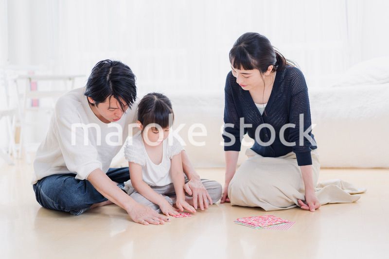 折り紙で遊ぶ親子
