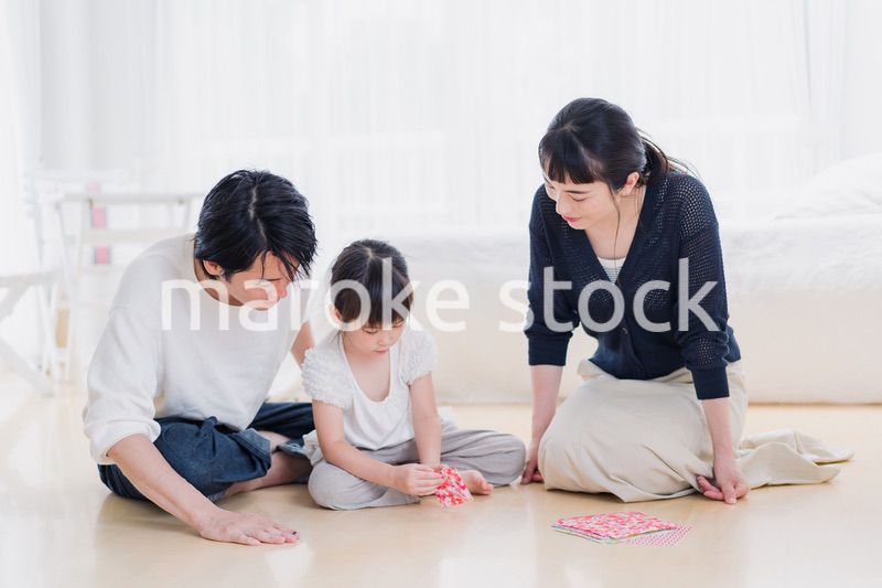 折り紙で遊ぶ親子