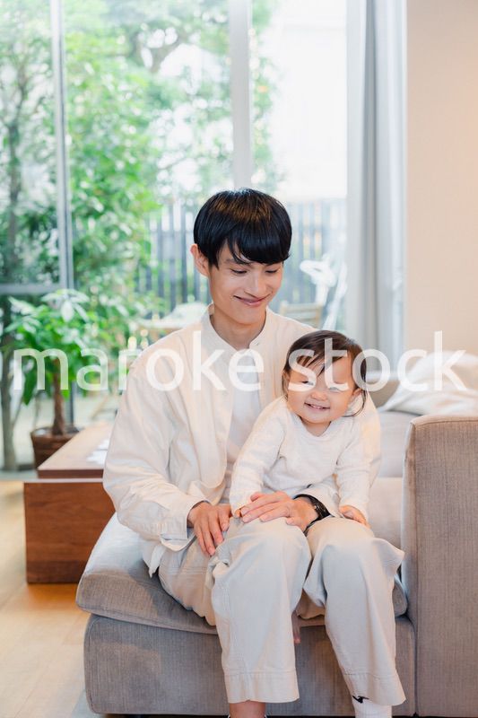 お父さんと家で遊ぶ赤ちゃん