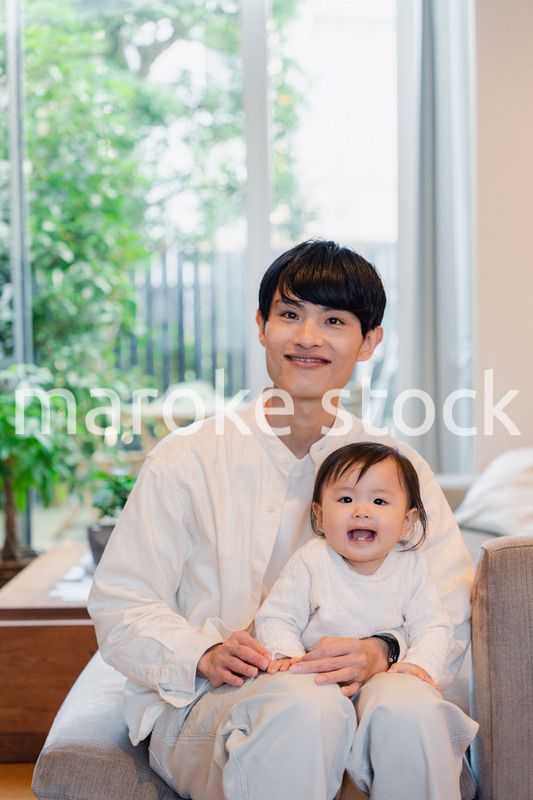 お父さんと家で遊ぶ赤ちゃん