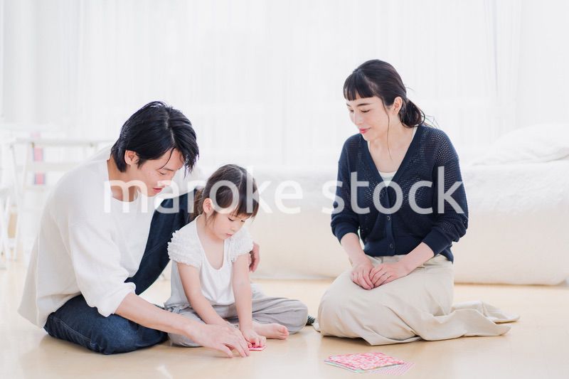 折り紙で遊ぶ親子