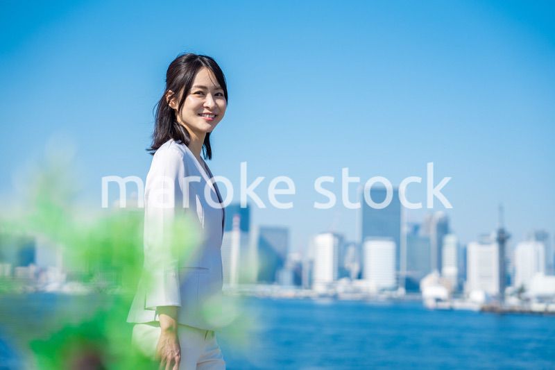 外を歩くビジネスウーマン