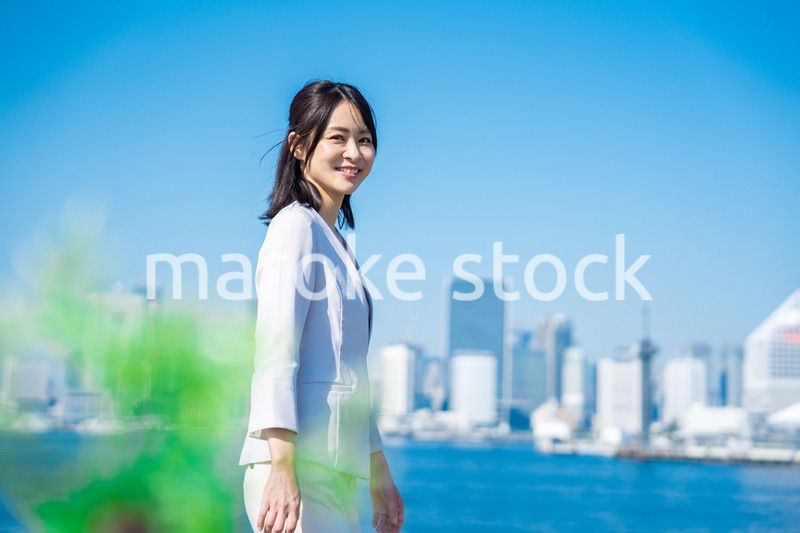 笑顔で外を歩くビジネスウーマン