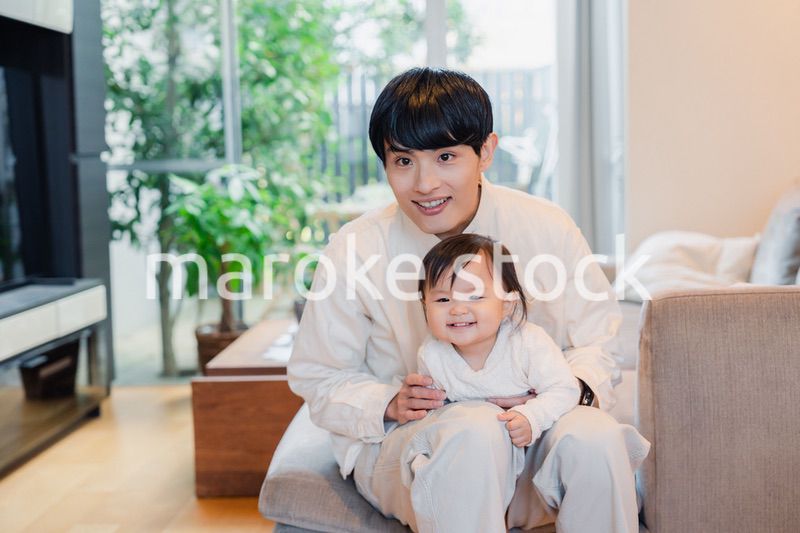 お父さんと家で遊ぶ赤ちゃん