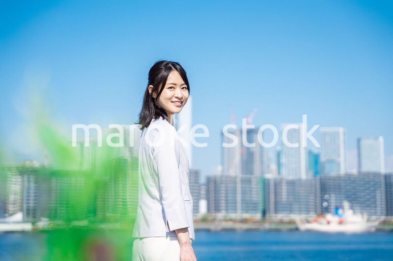 外を歩くビジネスウーマン