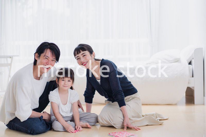 折り紙で遊ぶ親子