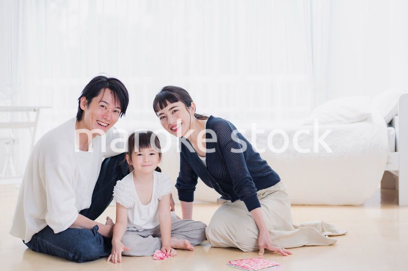 折り紙で遊ぶ親子