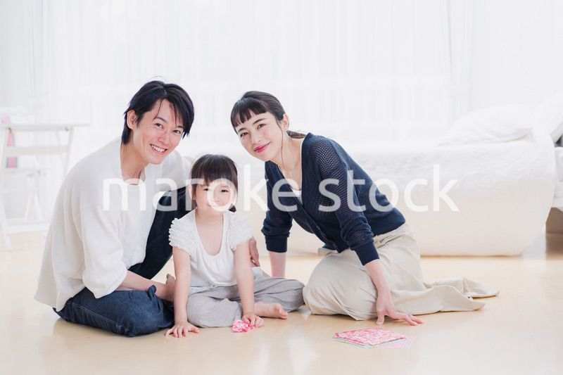 折り紙で遊ぶ親子