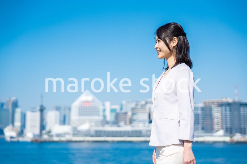 笑顔で外を歩くビジネスウーマン