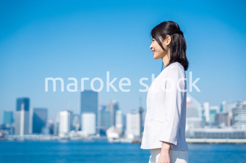 外を歩くビジネスウーマン