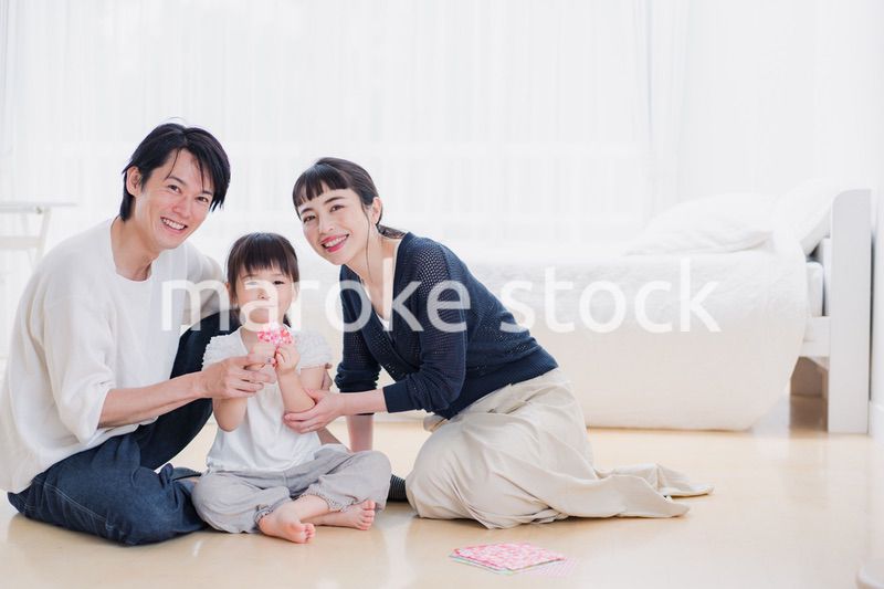 折り紙で遊ぶ親子