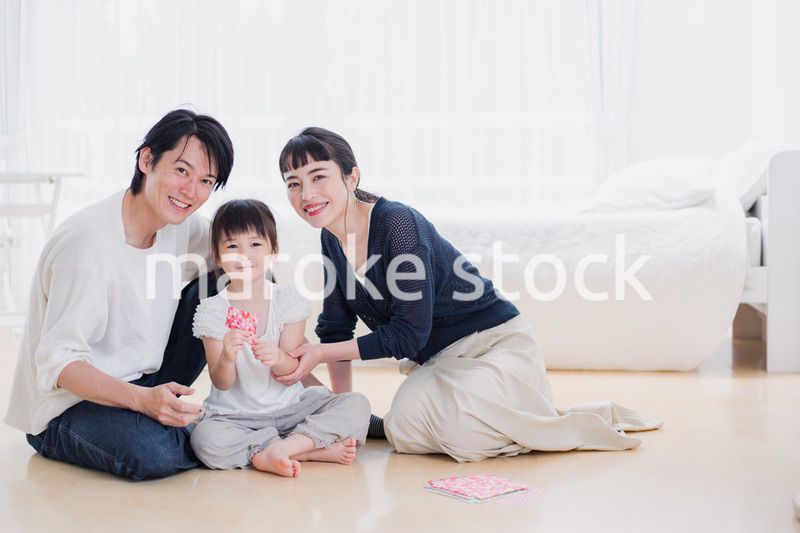 折り紙で遊ぶ親子