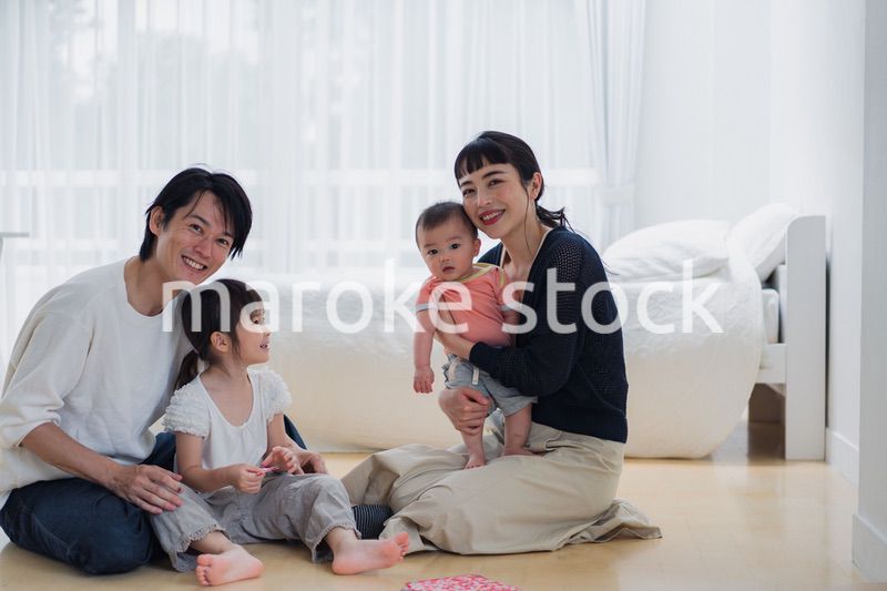 子どもたちと遊ぶファミリー