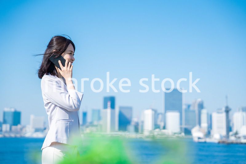 外で通話をする若いビジネスウーマン