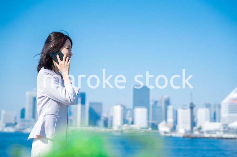 外で通話をする若いビジネスウーマン