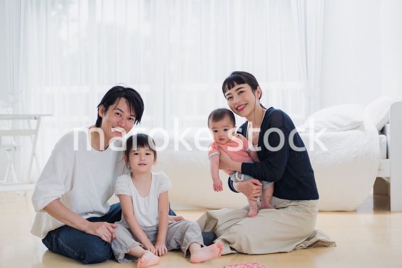 子どもたちと遊ぶファミリー