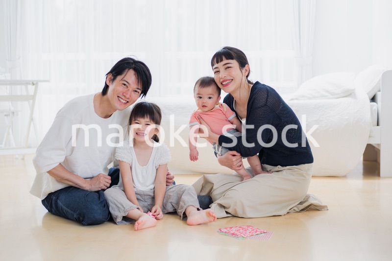 子どもたちと遊ぶファミリー