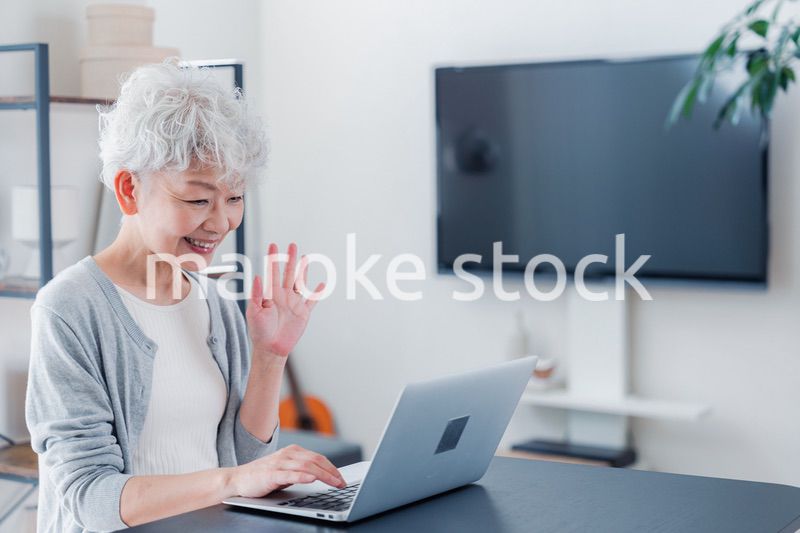 笑顔でビデオ通話をするシニアの女性