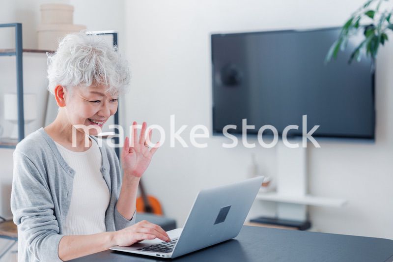 笑顔でビデオ通話をするシニアの女性