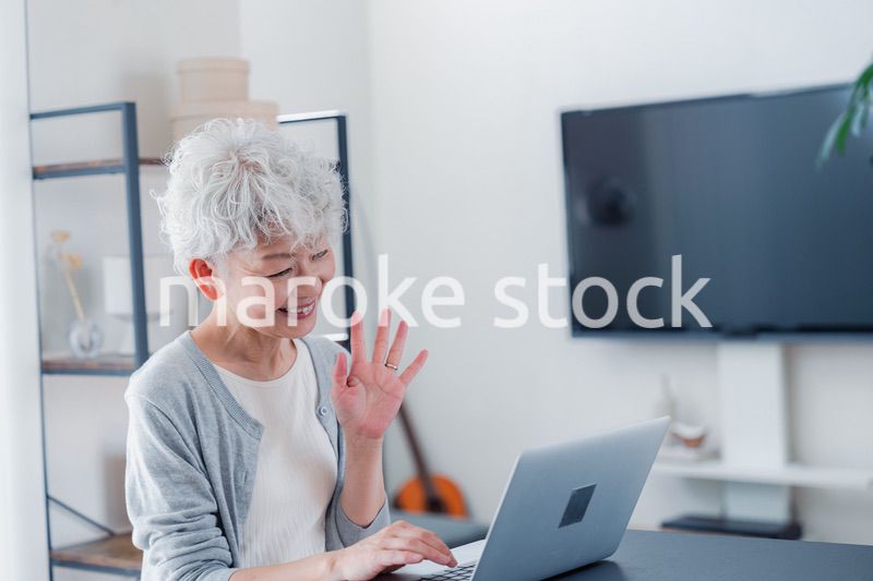 笑顔でビデオ通話をするシニアの女性