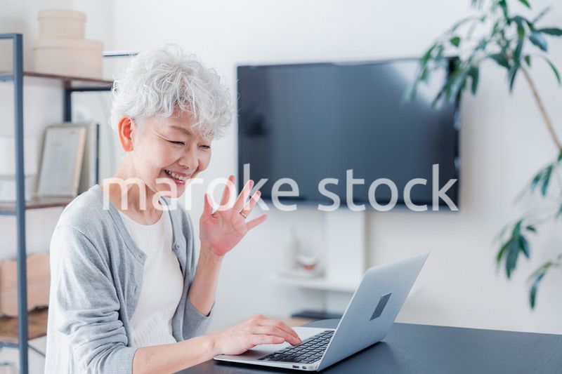 笑顔でビデオ通話をするシニアの女性