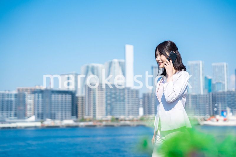 外で通話をする若いビジネスウーマン