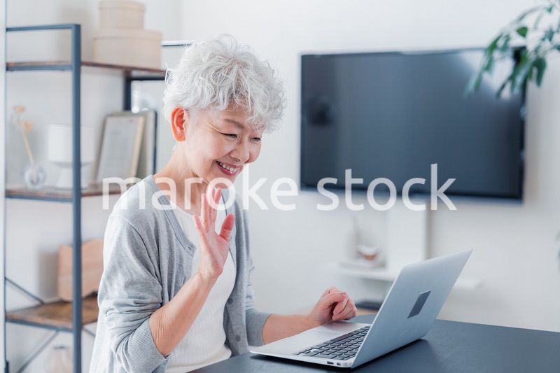 笑顔でビデオ通話をするシニアの女性