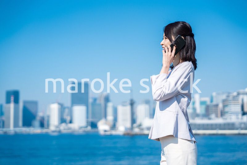 外で通話をする若いビジネスウーマン