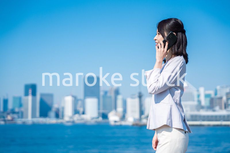 外で通話をする若いビジネスウーマン