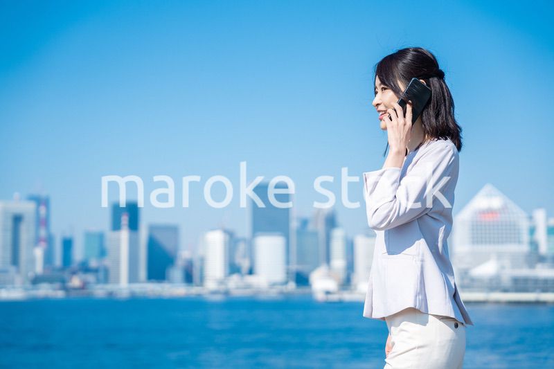 外で通話をする若いビジネスウーマン