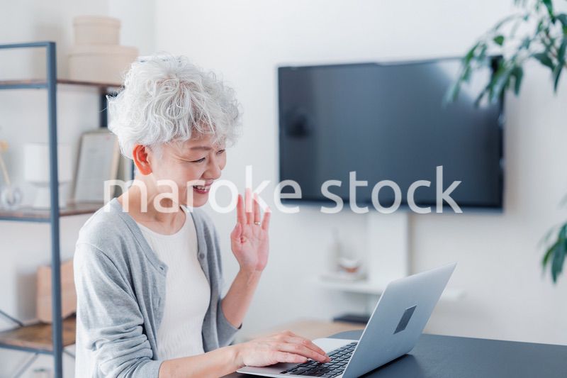 笑顔でビデオ通話をするシニアの女性